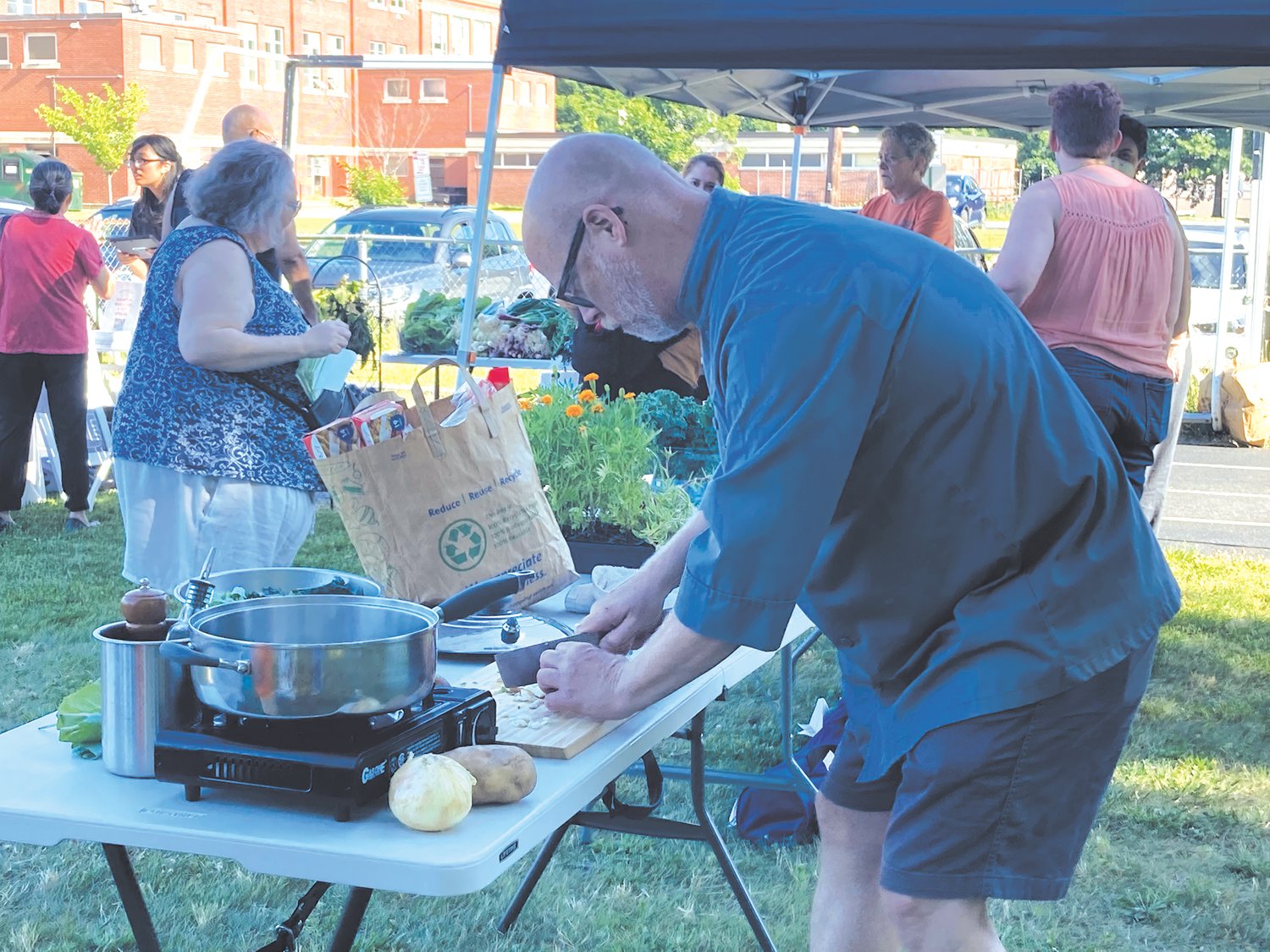 SIMPLE EATS: Chef William J. Lendway from Johnson and Wales University showed Cranston residents what they could make with the food that they picked out at the July 7 farmer’s market. (Herald photo)